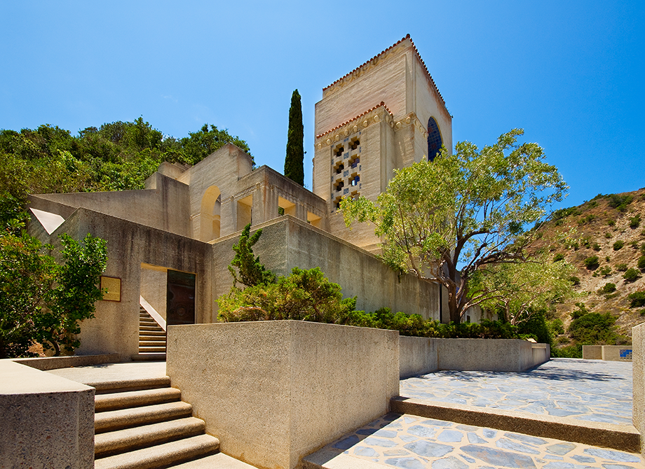 Nestled on the enchanting Catalina Island, just a short ferry ride from the bustling shores of Southern California, lies a true botanical paradise - the Wrigley Botanical 